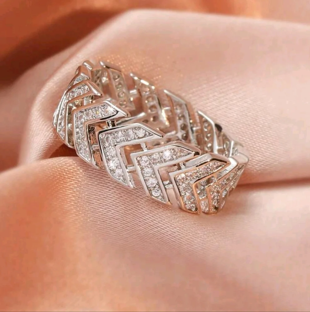 BRAND NEW ** Elegant Silver Chevron Ring
